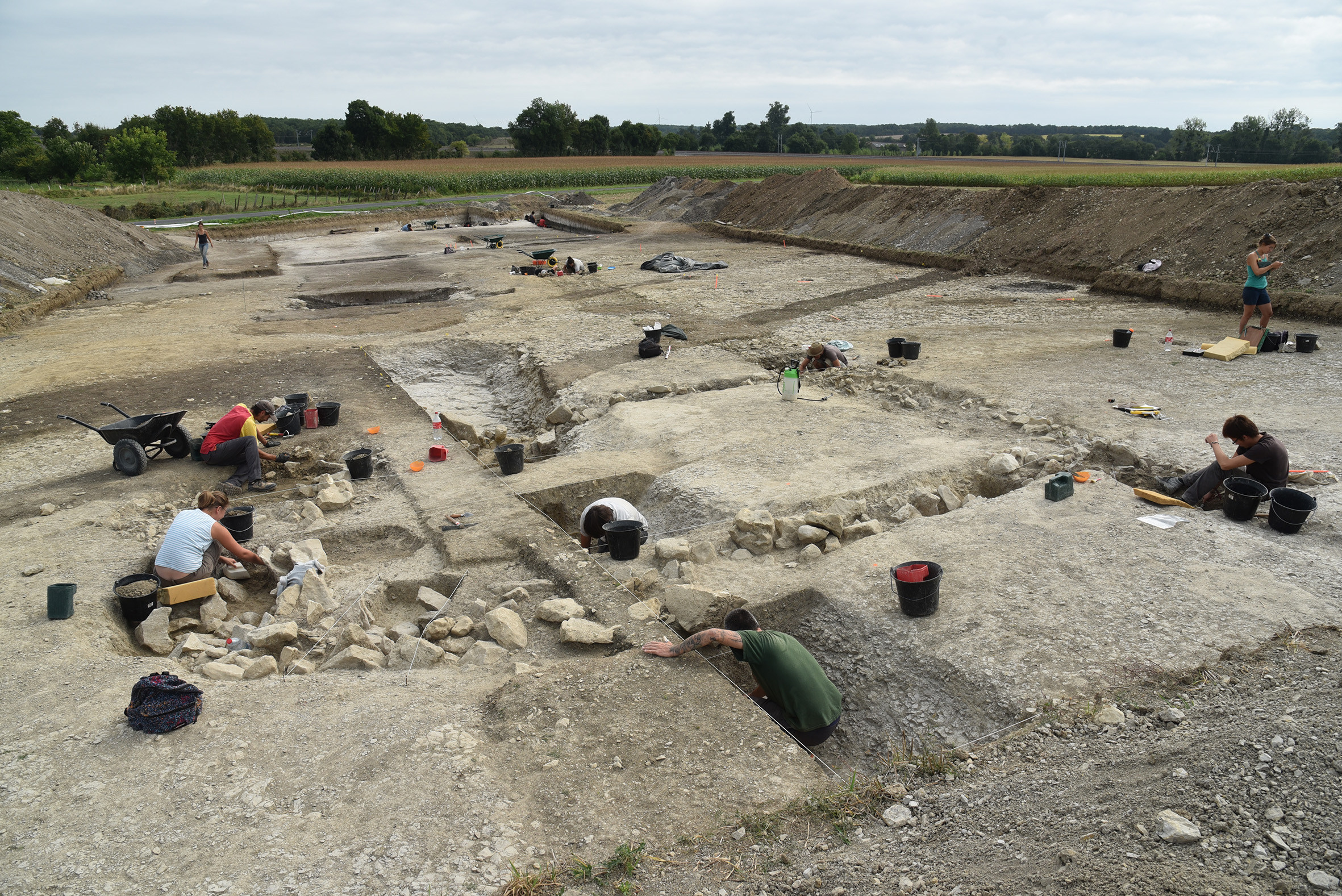 Fouille du "bastion" de l'enceinte du Peu à Charmé (Charente) :  un habitat contemporain des longs tumulus de Tusson, © V. Ard