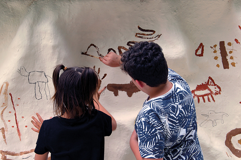 1er atelier de peinture pariétal sur la paroi pédagogique
CE1/CE2 et CM1/CM2 de l'école de Taizé