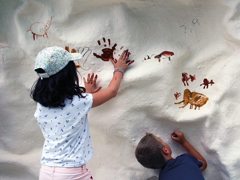 1er atelier de peinture pariétal sur la paroi pédagogique
CE1/CE2 et CM1/CM2 de l'école de Taizé
